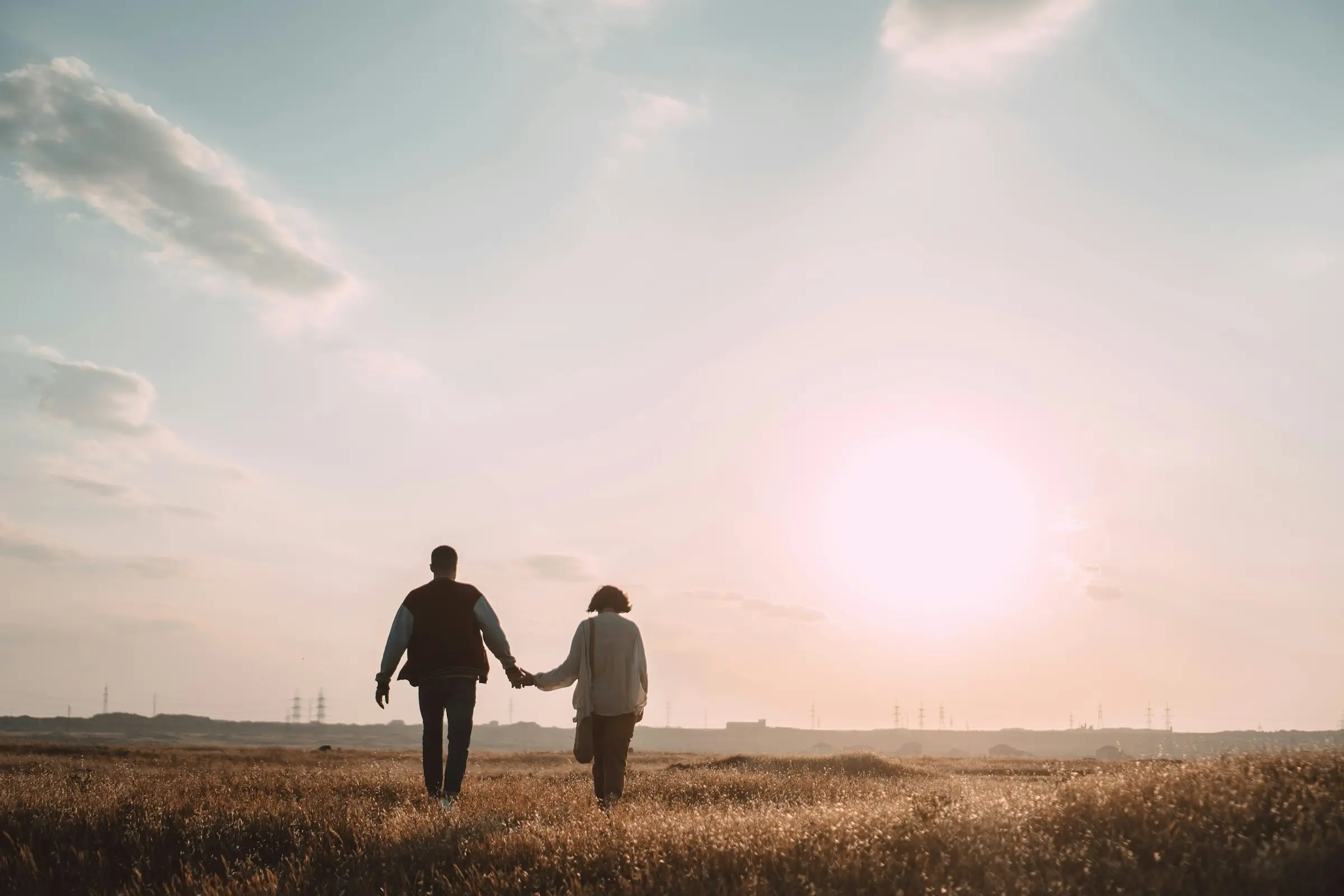 Una pareja camina junta al atardecer